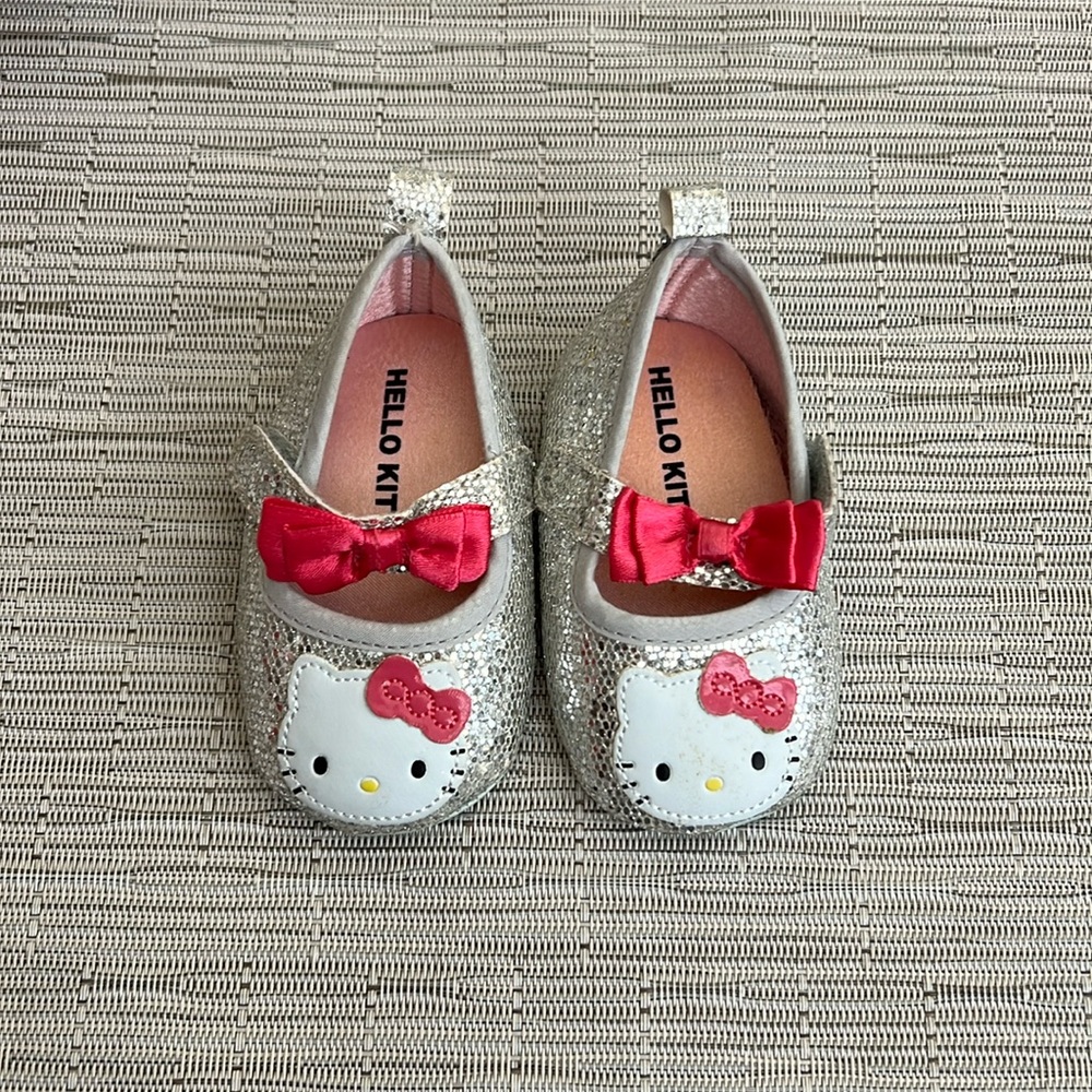 Hello kitty crib shoes 3-6 months